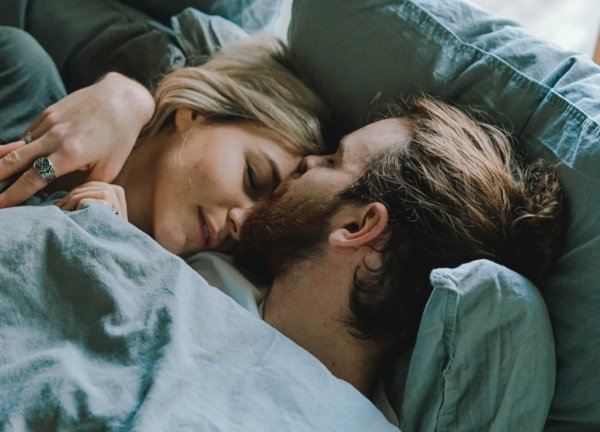 Hogy alszotok a pároddal? Ezt árulja el a kapcsolatotokról!