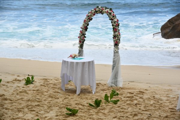 Ilyen egy esküvő a Seychelle-szigeteken - Csodaszép fotókkal!