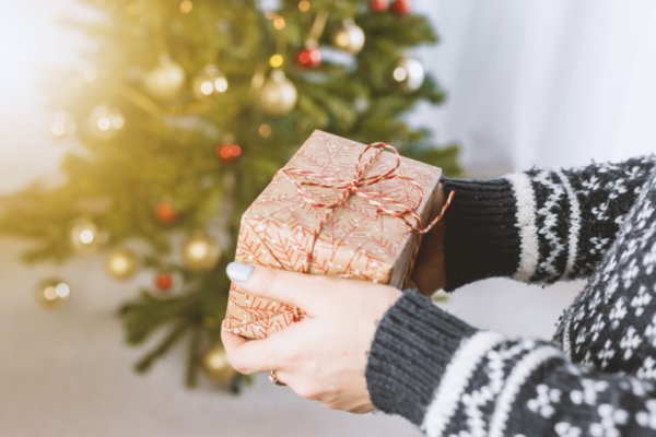 Karácsonyi testbeszéd-kisokos - Ebből tudod, hogy tényleg örülnek-e az ajándékodnak!