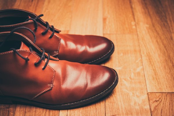 7 nyomós ok, hogy levedd a cipődet, ha hazaérsz